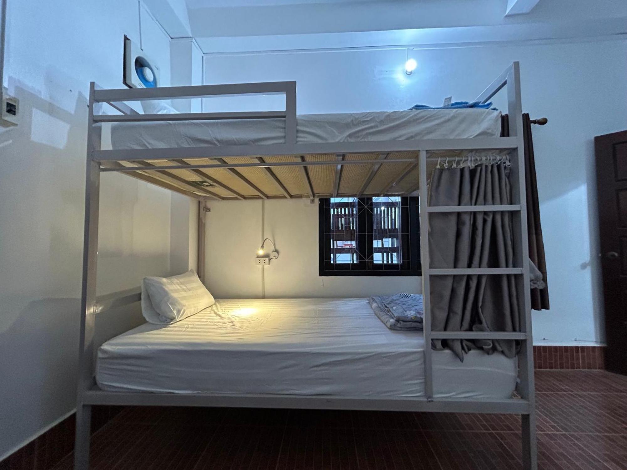 Vang Vieng Backpackers Hostel Bagian luar foto