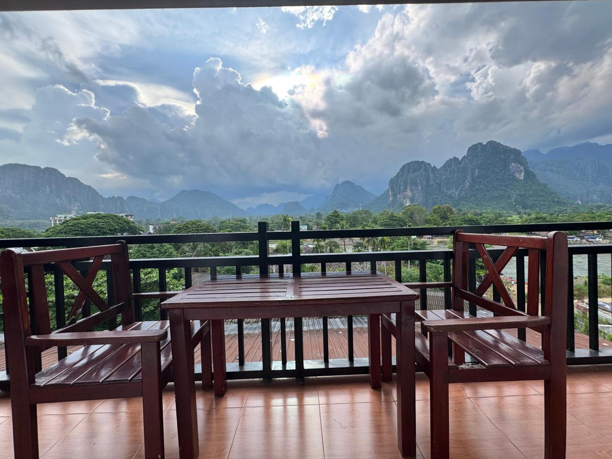 Vang Vieng Backpackers Hostel Bagian luar foto